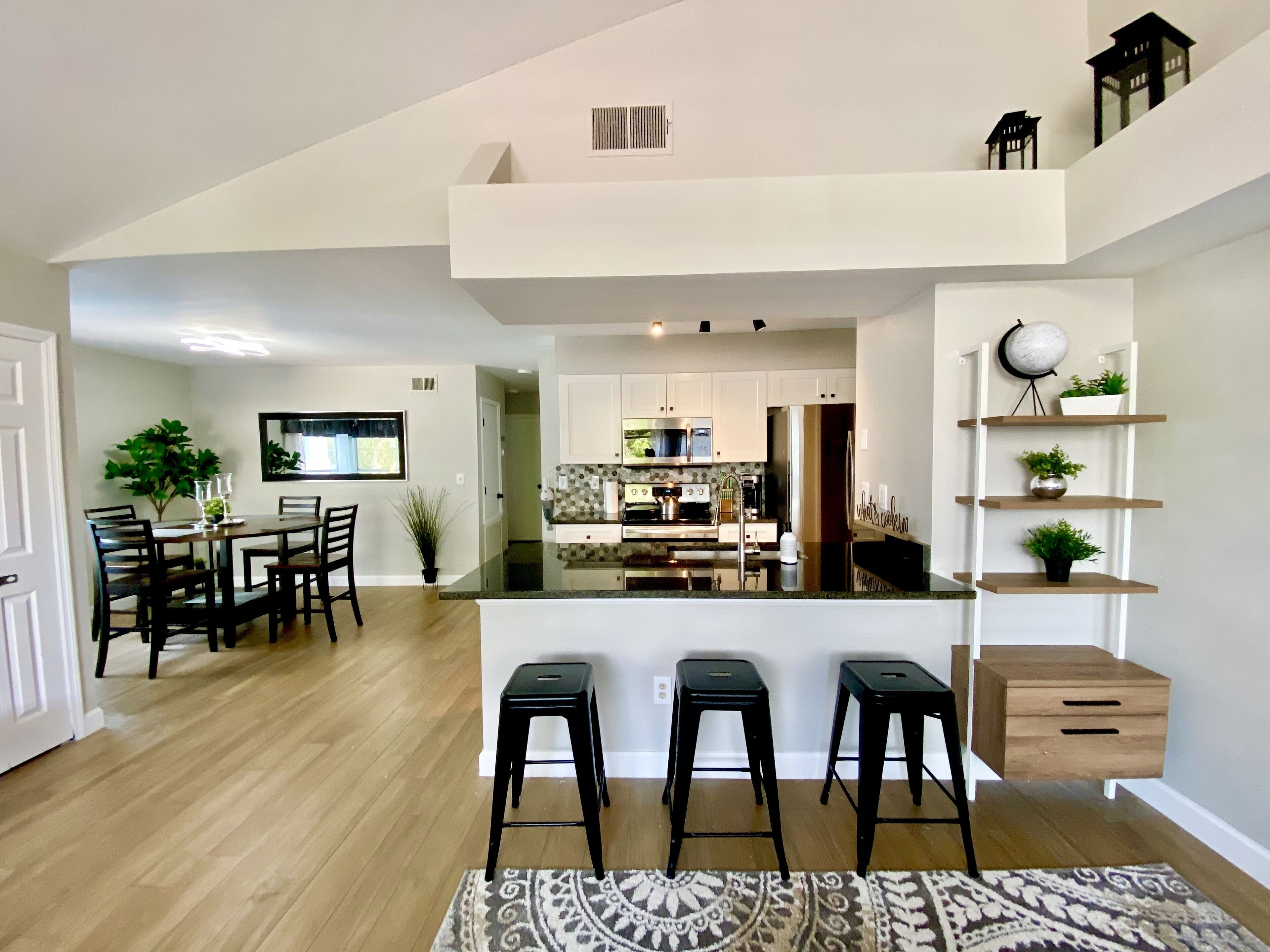 ثلاجة، ميكروويف، فرن، موقد طهي مسطح