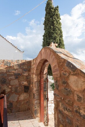 المنطقة المحيطة بالمنشأة