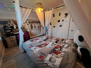 5 slaapkamers, een bureau, een strijkplank/strijkijzer, gratis wifi