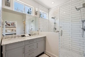 Combined shower/tub, hair dryer, towels
