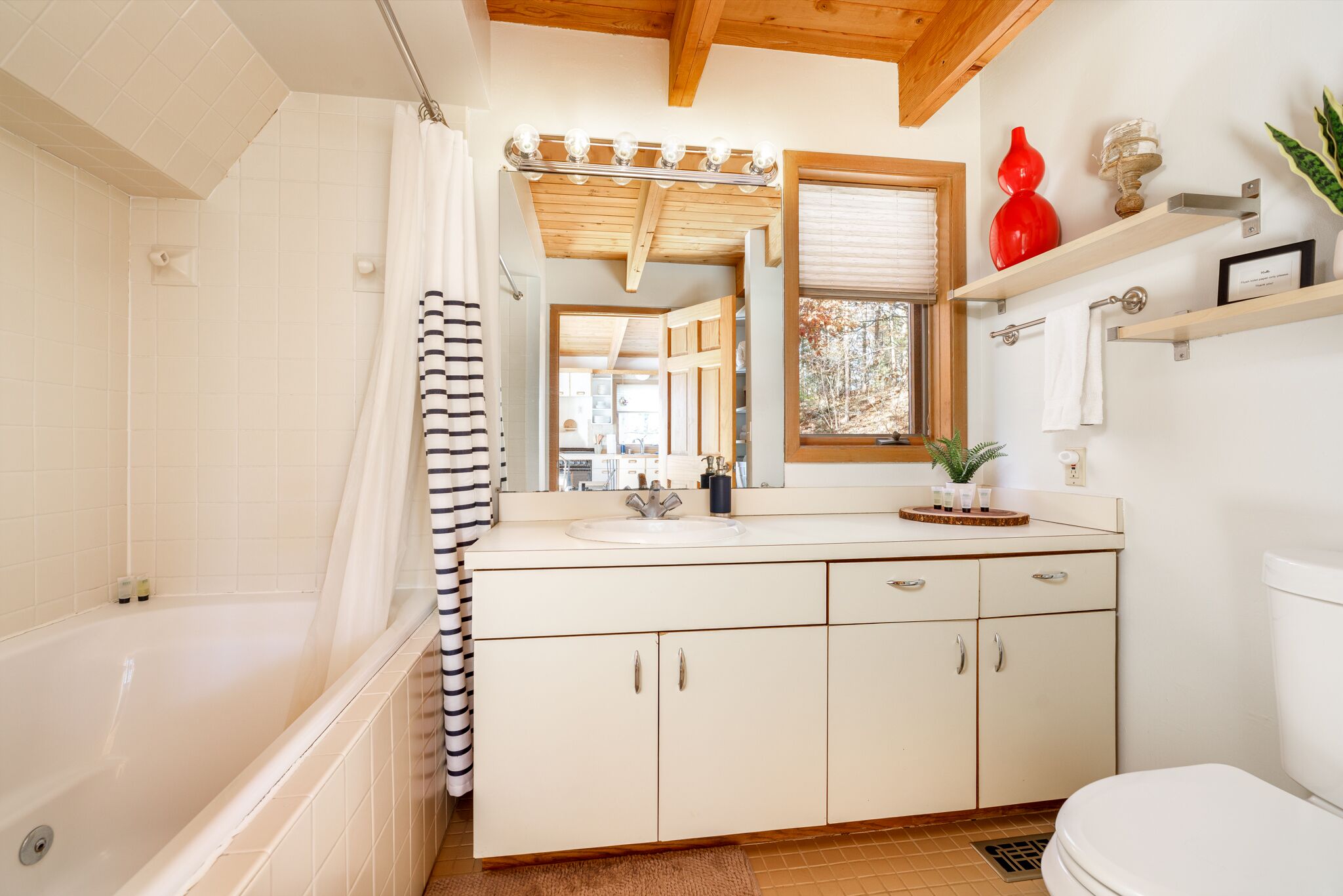 Combined shower/bathtub, jetted bath, hair dryer, towels