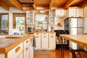 Jääkaappi, mikroaaltouuni, uuni, liesi