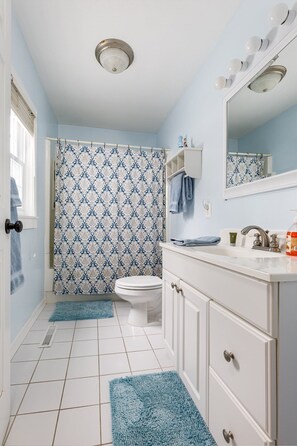 Ensemble douche/baignoire, sèche-cheveux, serviettes fournies