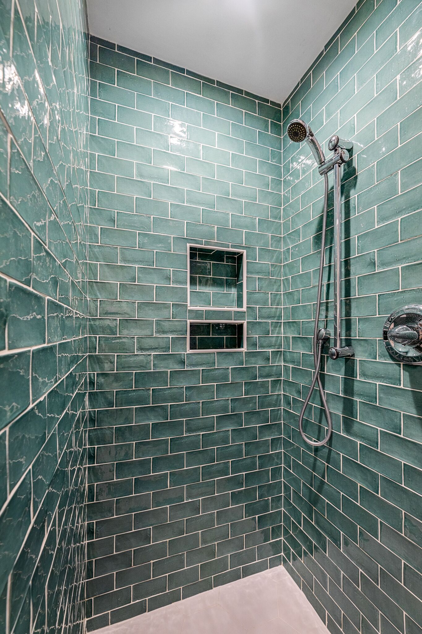 Douche, sèche-cheveux, serviettes fournies