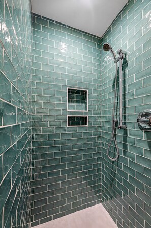 Ducha, secador de pelo y toallas