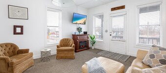 The City Roost @ Timberline Flats | Balcony | Walkable | AC | Downtown |