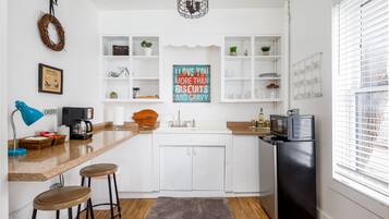 Refrigerador, microondas, cafetera y tetera y tostadora