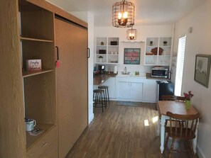 ثلاجة، ميكروويف، ماكينة لصنع القهوة/الشاي