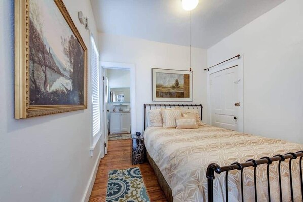 4 bedrooms, WiFi - Four Connected Apartments | Walk Everywhere | AC | Breweries (Traverse City)