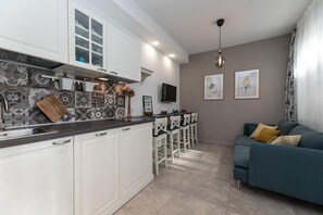 Refrigerador, microondas, lavavajillas y cafetera y tetera