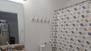 Een badkamer met een wastafel, toilet en douchegordijn.