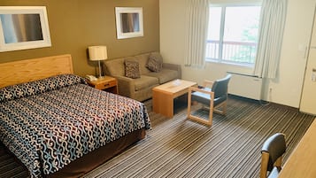 Deluxe-Studiosuite | Badezimmer | Duschwanne, kostenlose Toilettenartikel, Handtücher