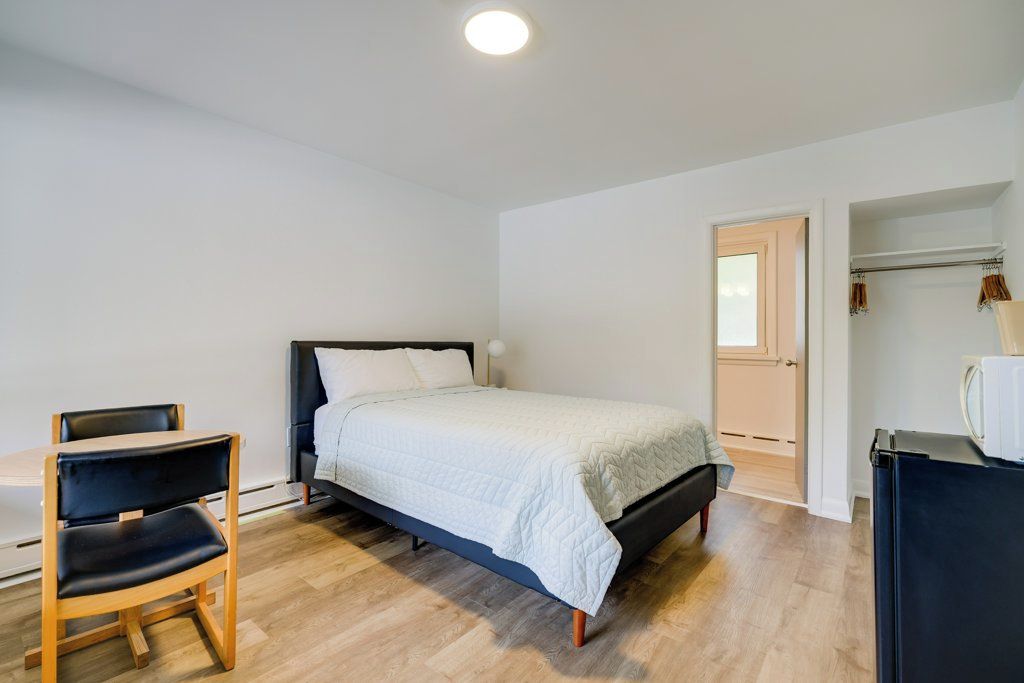 Chambre simple de base | Rideaux d’obscurcissement, fer et planche à repasser
