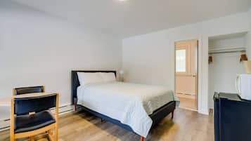 Chambre simple de base | Rideaux d’obscurcissement, fer et planche à repasser