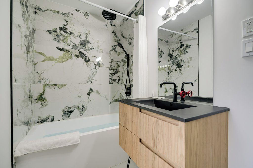 Chambre simple de base | Salle de bain | Ensemble baignoire-douche, articles de toilette (gratuits)