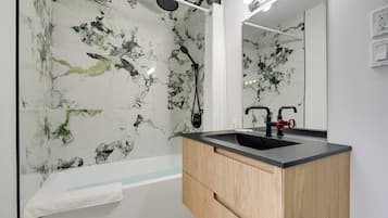 Chambre simple de base | Salle de bain | Ensemble baignoire-douche, articles de toilette (gratuits)