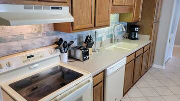 Fridge, microwave, stovetop, dishwasher