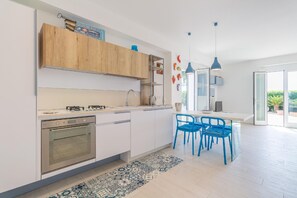Jääkaappi, uuni, astianpesukone, ruokailupöytä