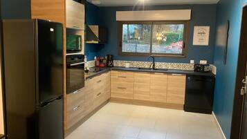 Réfrigérateur, micro-ondes, four, lave-vaisselle