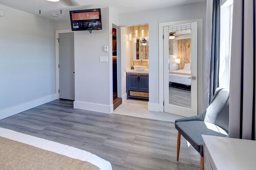 Suite 206 "The Black Eagle"