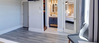 Suite 206 "The Black Eagle"