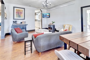 Smart TV, fireplace, printers - Suite 203 "The Crowned Eagle" (Custer)