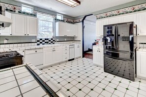 Fridge, microwave, oven, stovetop - Suite 203 "The Crowned Eagle" (Custer)