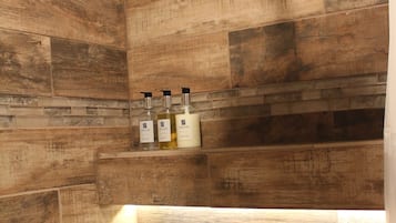 SĂšche-cheveux, serviettes fournies, savon, shampoing