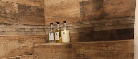 Sèche-cheveux, serviettes fournies, savon, shampoing