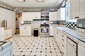 Fridge, microwave, oven, stovetop - Suite 203 "The Crowned Eagle" (Custer)