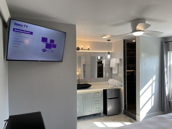 1 bedroom, desk, iron/ironing board, free WiFi - Suite 204 "The Egyptian Eagle" (Custer)