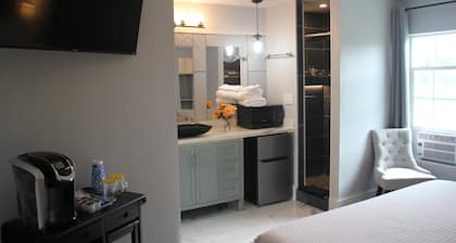 Suite 204 "The Egyptian Eagle"