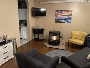 Smart TV, fireplace, printers - Suite 204 "The Egyptian Eagle" (Custer)