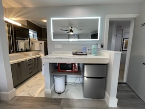 Een koelkast, een microgolfoven, een oven, een kookplaat