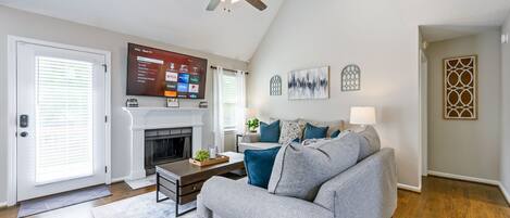 Una televisión, un altavoz inteligente