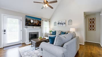 Una televisión, un altavoz inteligente