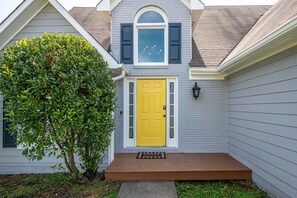 Exterior detail - Animal Friendly 3BR Stylish Escape, Near LakePoint (Cartersville)