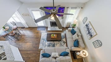 Una televisión, un altavoz inteligente