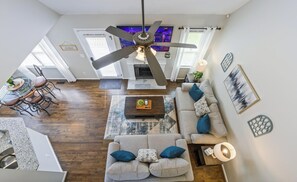 Een televisie en slimme speakers