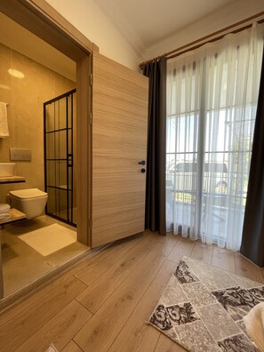 Standaard kamer | Luxe beddengoed, een kluis op de kamer, een bureau, een laptopwerkplek