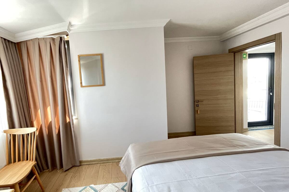 Premium bedding, in-room safe, desk, laptop workspace