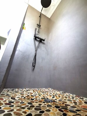 Combined shower/tub, hair dryer, towels - LA VILLA DES HAUTS PINS (Ondres)