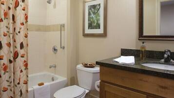 Baignoire, sĂšche-cheveux, serviettes fournies, savon