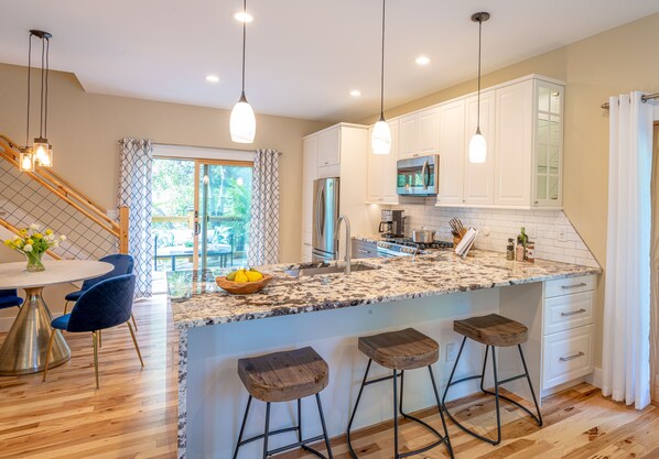 Fridge, microwave, oven, stovetop - Simply Divine in West Asheville (Asheville)