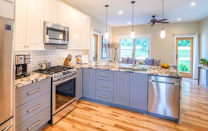 Fridge, microwave, oven, stovetop - Simply Divine in West Asheville (Asheville)