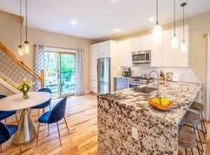 Fridge, microwave, oven, stovetop - Simply Divine in West Asheville (Asheville)