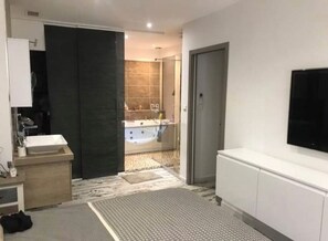 Douche, baignoire à jets, sèche-cheveux, serviettes fournies