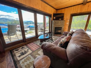 Smart TV, fireplace - Waterfront Lookout (Bolton)