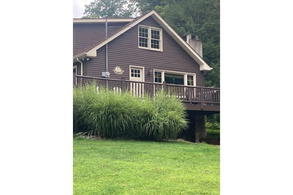 Located on Lake Wallenpaupack. Book 2 nights get 1 free. Contact me for details.