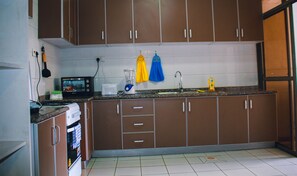 Réfrigérateur, micro-ondes, four, bouilloire électrique